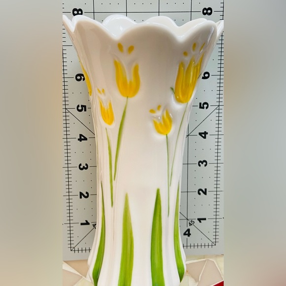 BNWT Sleek, Elegant Flower Vase Featuring Yellow Tulip Flowers, Scalloped Edge💐 - Picture 8 of 16